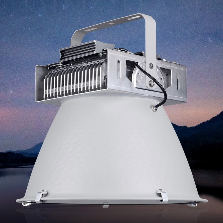High-intensity long-range tower crane light