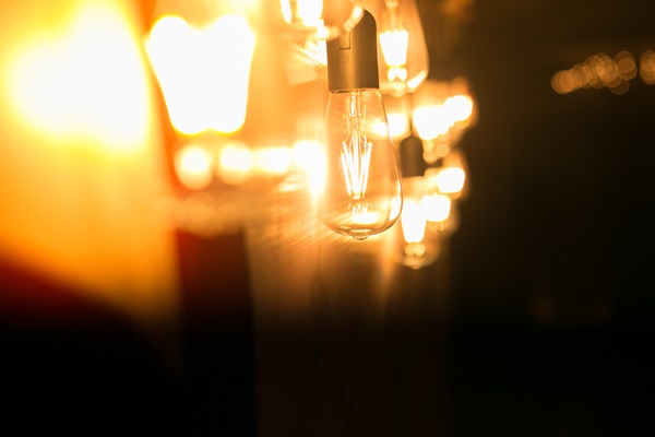 How to rationalize the layout of the yellow outdoor oval point light source?