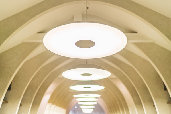 银色圆形筒灯在不同空间的照明效果差异