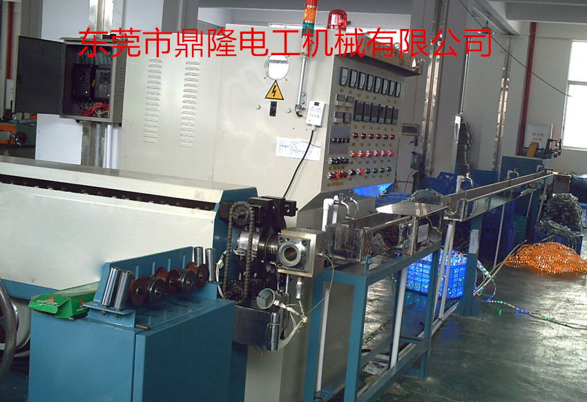 鼎隆 pvcLED灯条挤出生产线