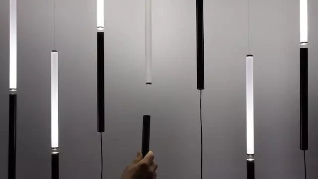 知道磁鐵互斥的現(xiàn)象吧？有人用它做了一管燈