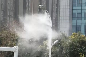 厉害了 这里的路灯能洒水