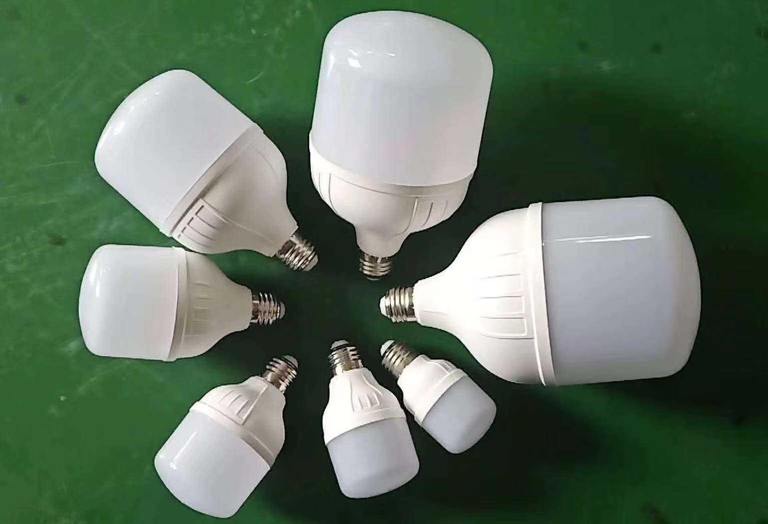 T款白色简约塑包铝LED球泡灯