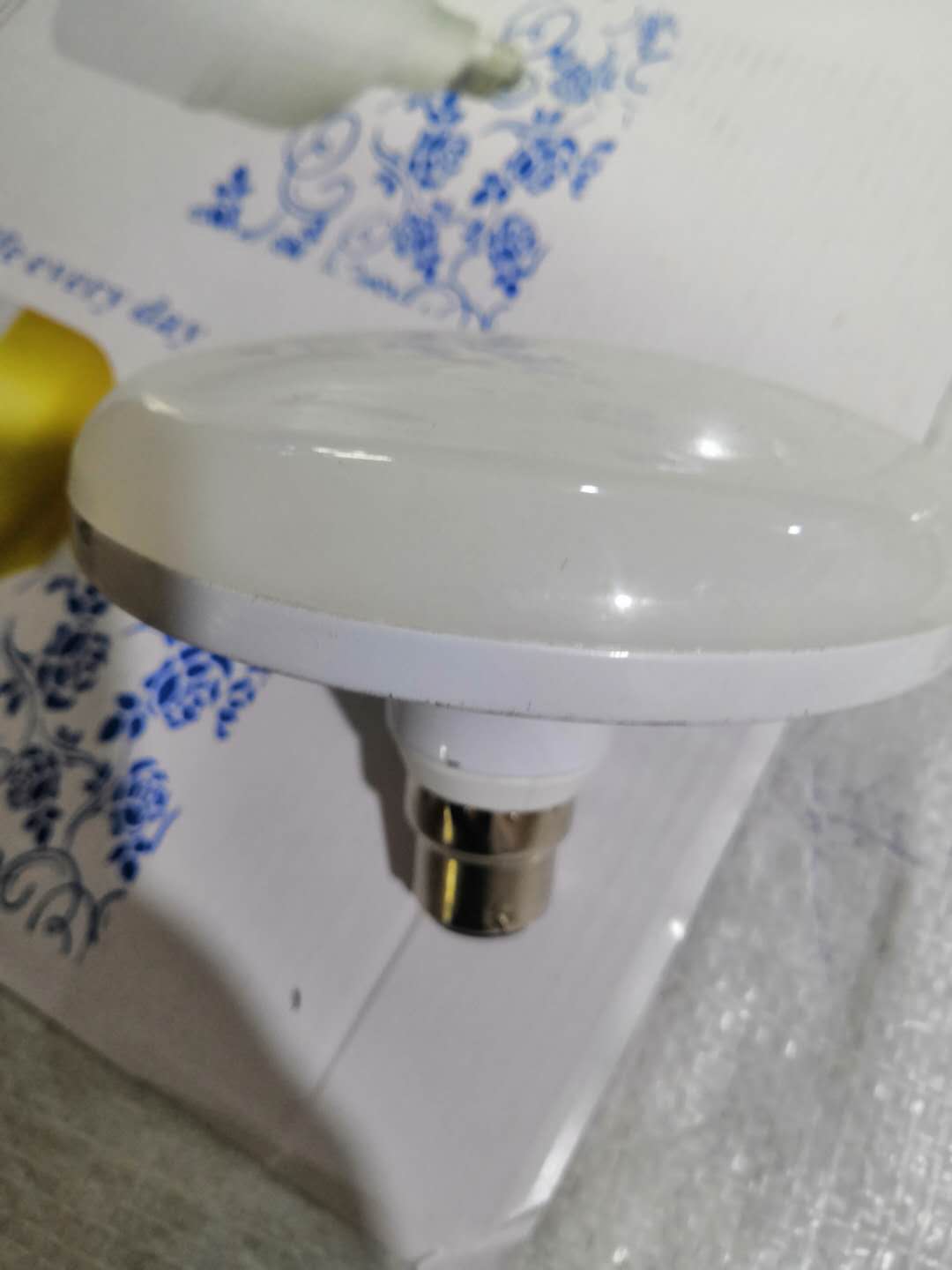 简约白色LED飞碟球泡