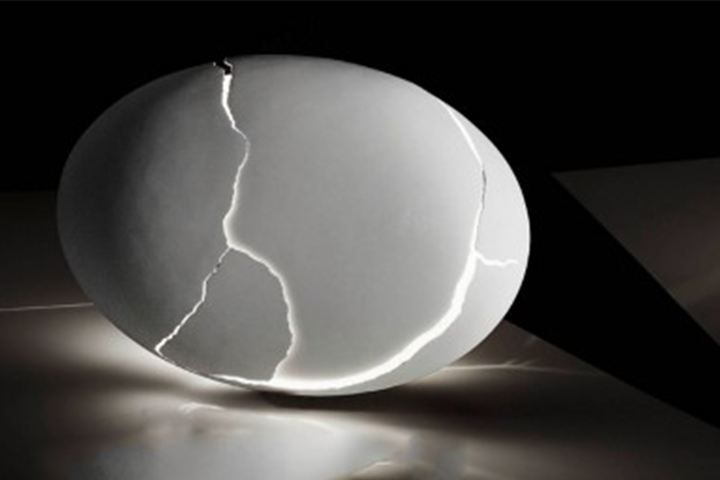 看上去就像是有裂纹的一只鸡蛋 但却能发光……好吧 它其实是灯！