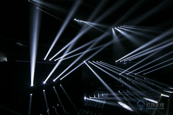 效果的话,它的整个款式非常少,灯光束说非常少的话根本达到很好的效果