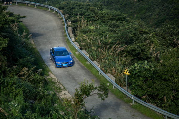 汽車玻璃燈是有機(jī)玻璃還是亞克力材質(zhì)