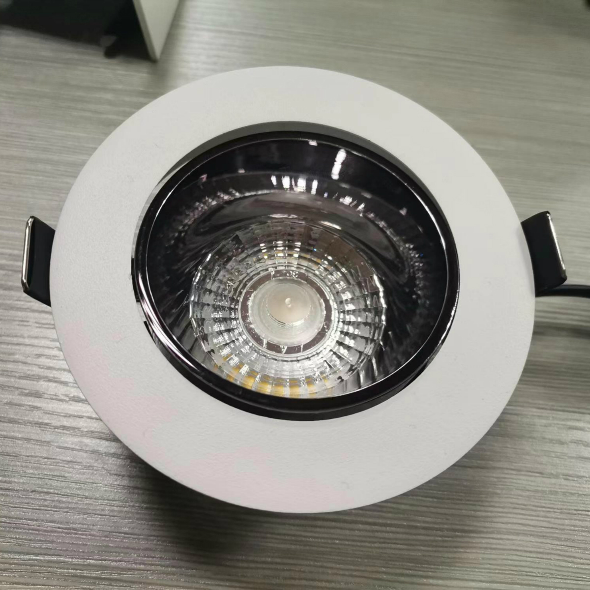 白色黑芯防雾筒灯