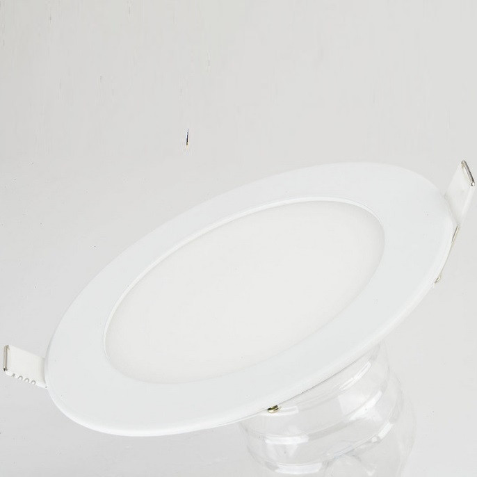 室内白色圆形平板灯